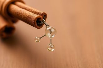 قرفة مع تمثيل جزيء السينامالدهيد لشرح سحره الكيميائي