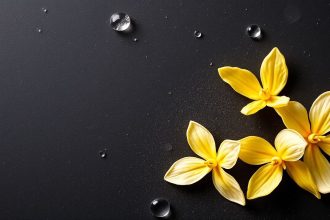 جزيء فانيلين مكبّر مع روابط كيميائية وخلفية مستخلص الفانيليا