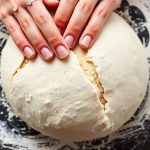 عجين لم يُعجن: خبز كثيف ومفتت مع قشرة غير منتظمة