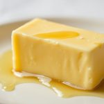 زبدة تذوب وتتحول إلى لون ذهبي بفضل الكيمياء وتفاعل مايارد