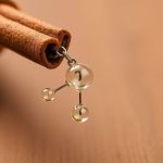 قرفة مع تمثيل جزيء السينامالدهيد لشرح سحره الكيميائي