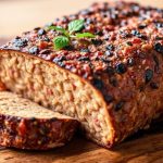 كتلة سيتان مطبوخة تشبه اللحم مع توضيح علمي لبنيتها ونكهتها