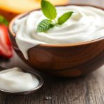 توضيح علمي لنكهة الزبادي الحامضة الناتجة عن تخمر البكتيريا