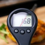 شيف يقيس درجة حرارة لحم مشوي أثناء الراحة لضمان طهي مثالي