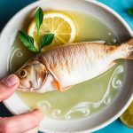 قطعة سمك مغمورة بعصير ليمون تتماسك كأنها مطبوخة دون حرارة